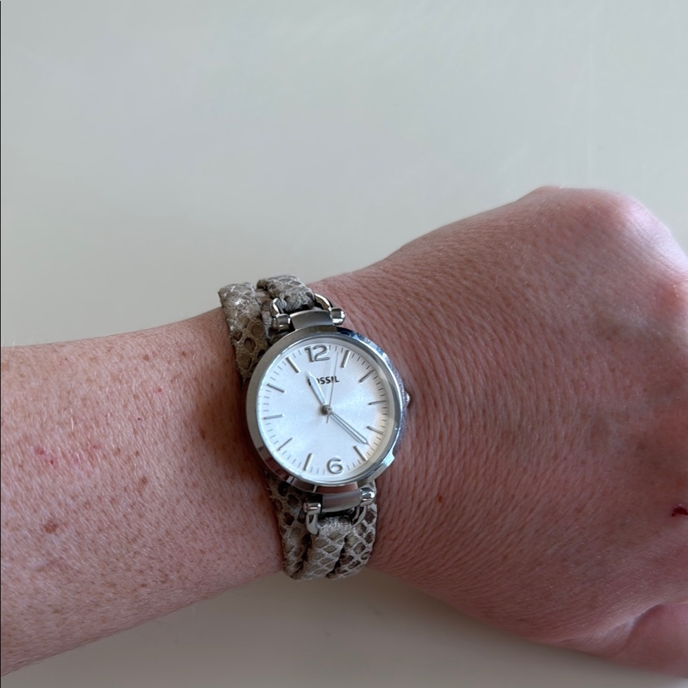 Fossil Silver Face with Neutral Leather printed strap.